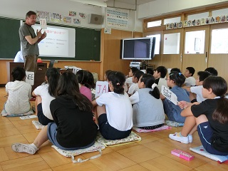 小学校で解説するニフュユスさん