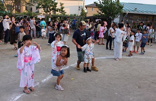 親子で流山市民音頭を踊る