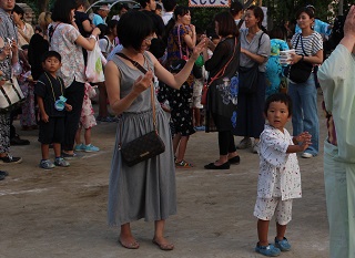 きょうだいで流山市民音頭を踊る