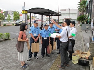 交番前で業務の確認