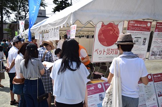 展示会場に集まる参加者の皆さん