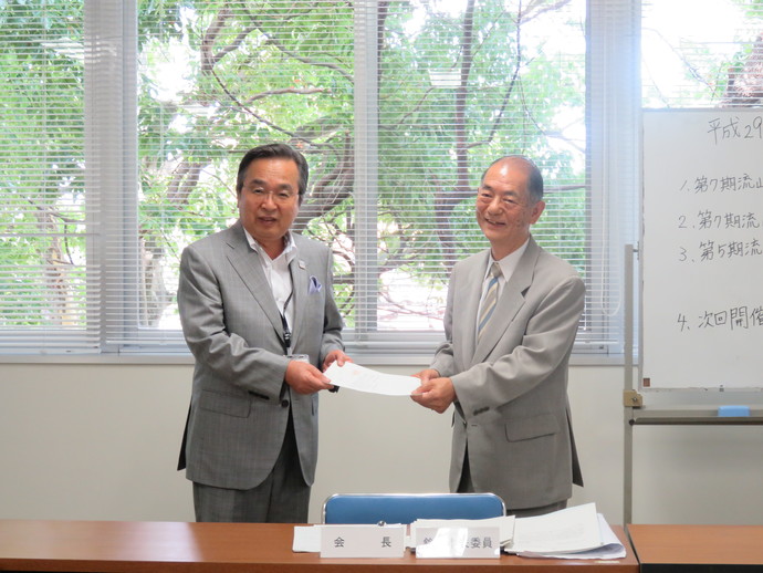 石原副市長から流山市福祉施策審議会（鈴木（孝）会長）へ諮問書が手渡されました