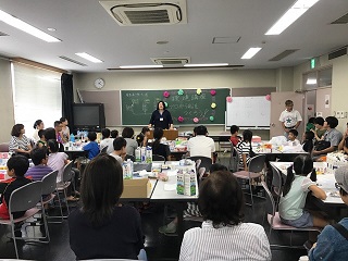 会場全体の様子と参加者