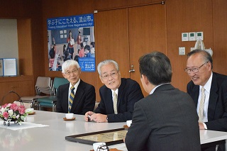 写真:市長室を訪れる美田自治会の皆さん