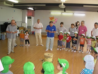 写真:遊び方を学ぶ子どもたち