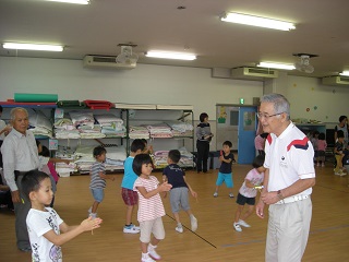 写真:竹とんぼに挑戦