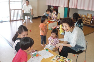 写真:孫たちと一緒に遊ぶ祖父母の皆さん