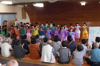 写真:ステージでの発表会