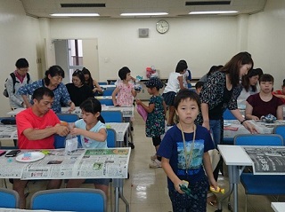 写真:作業を行う参加者