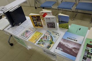 会場に展示された参考図書の写真