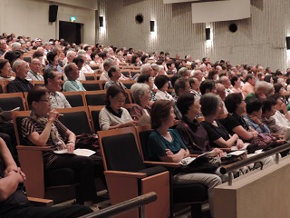 写真:会場に集まる参加者の皆さん