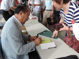 写真:講演後、参加者と語る山村さん