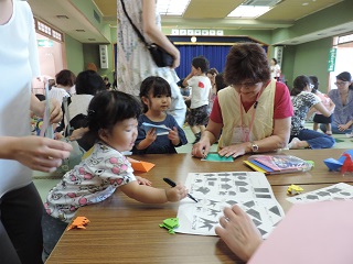 写真:切り絵を楽しむ子どもたち