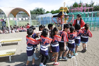 写真:おみこしを担ぐ子どもたち