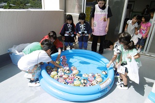 写真:ヨーヨー釣りを楽しむ子どもたち