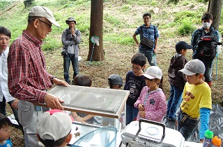 写真:講師の話を聞く子どもたち