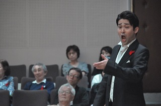 写真：テノールの佐藤慈雨さん