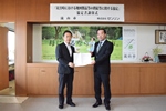 協定書を手にする井崎市長と吉川さんの写真