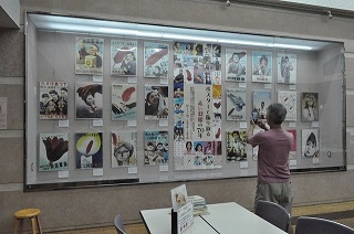 写真：展示されたポスターの数々