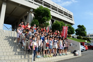 写真：文化会館前での集合写真