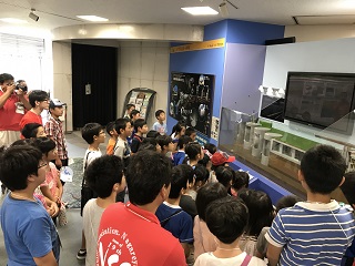 写真：龍Q館で施設見学