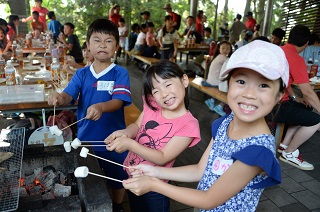 写真：バーベキューを楽しむ子どもたち