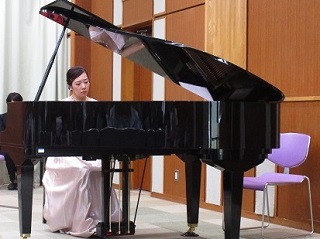 写真：演奏する上野真利子さん