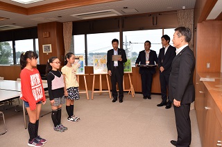 写真：受賞者3人と井崎市長