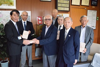 写真：西榮寺俳句会の皆さん