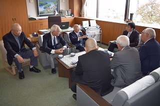 写真：教育長に報告する会員の皆さん