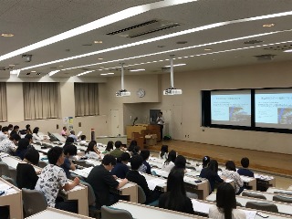 講義を受ける学生の写真