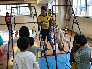 写真：吊り輪遊びに挑戦