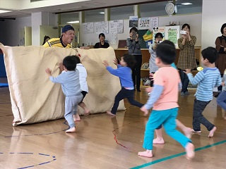 写真：マットに体当たりする子どもたち