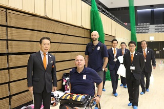 写真：視察に訪れた関係者と井崎市長