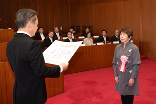 市長から表彰状を手渡される後藤恂子さんの写真