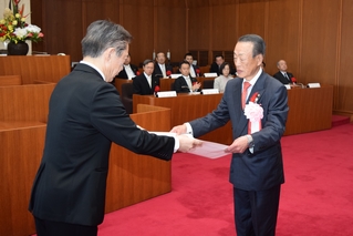 市長から表彰状を手渡される戸部源房さん