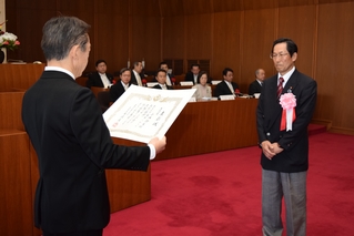 市長から表彰状を手渡される小林幹夫さん