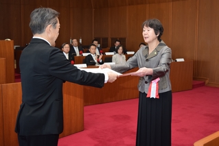 市長から表彰状を手渡される育野悠紀さんの写真