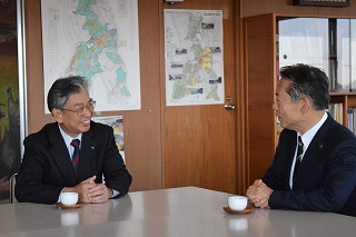 写真：談笑する秋元会長