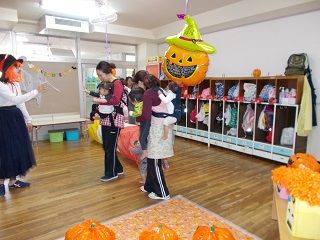 写真：平和台保育所でのハロウィンパーティ