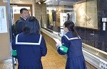 写真：取材する中学生