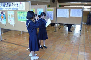 写真：取材する中学生