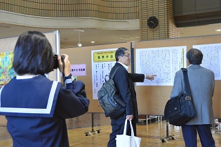 写真：取材をする中学生