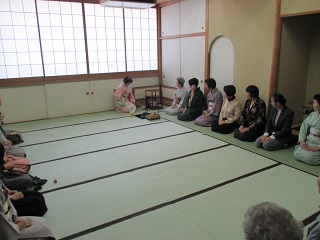 写真：初石公民館でのお茶会