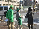 写真：ごみのポイ捨て防止啓発活動を行う参加者