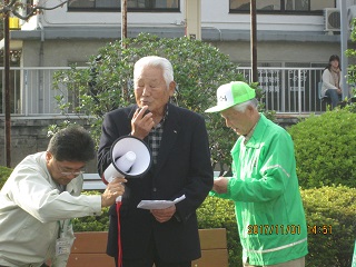 写真：挨拶をする秋元会長