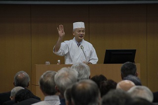 写真：講演する野崎洋光さん