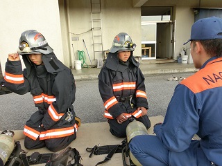 写真：消防服に身を包む学生たち