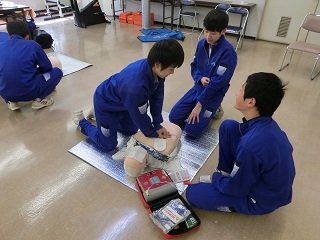 写真：救急救命を教わる学生たち