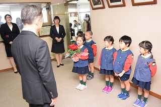 写真：シクラメンを届けに訪れた園児たち